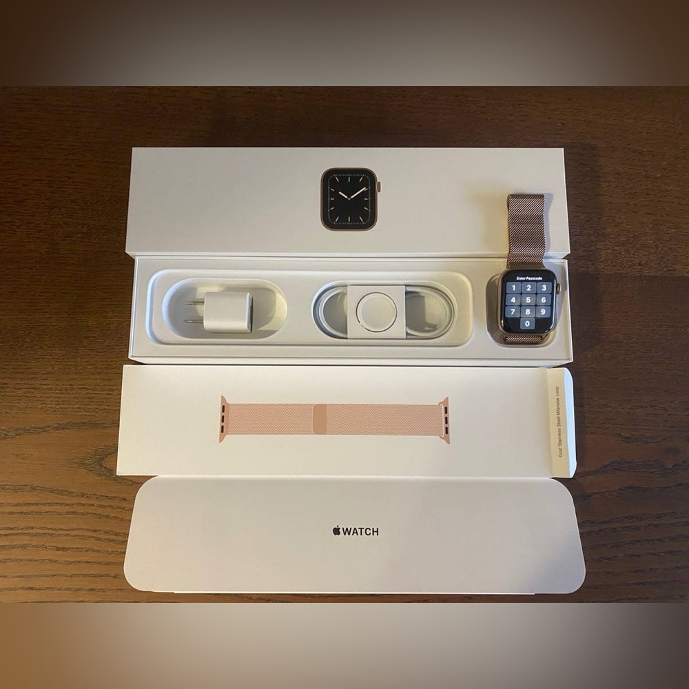 Apple Watch Series 5 GPS + Cellular - 44MM Stainless Steel Gold